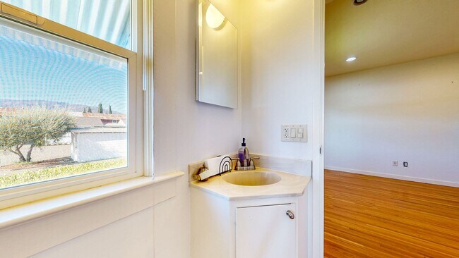 Building Photo - Charming 2 bedroom 1.5 bath plus office ho...