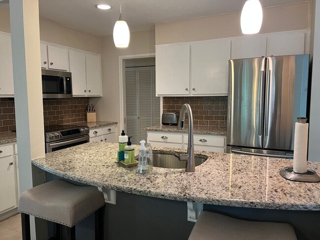 Building Photo - Walk to the beach from this 2BR FURNISHED ...