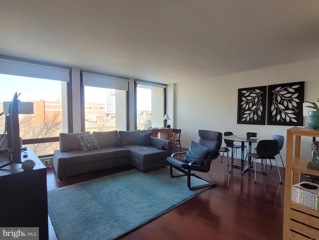 Building Photo - 200 Locust St