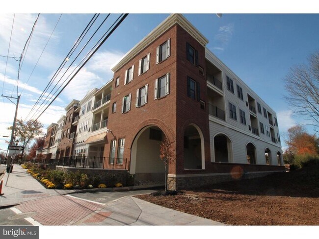 Building Photo - 200 N Sycamore St