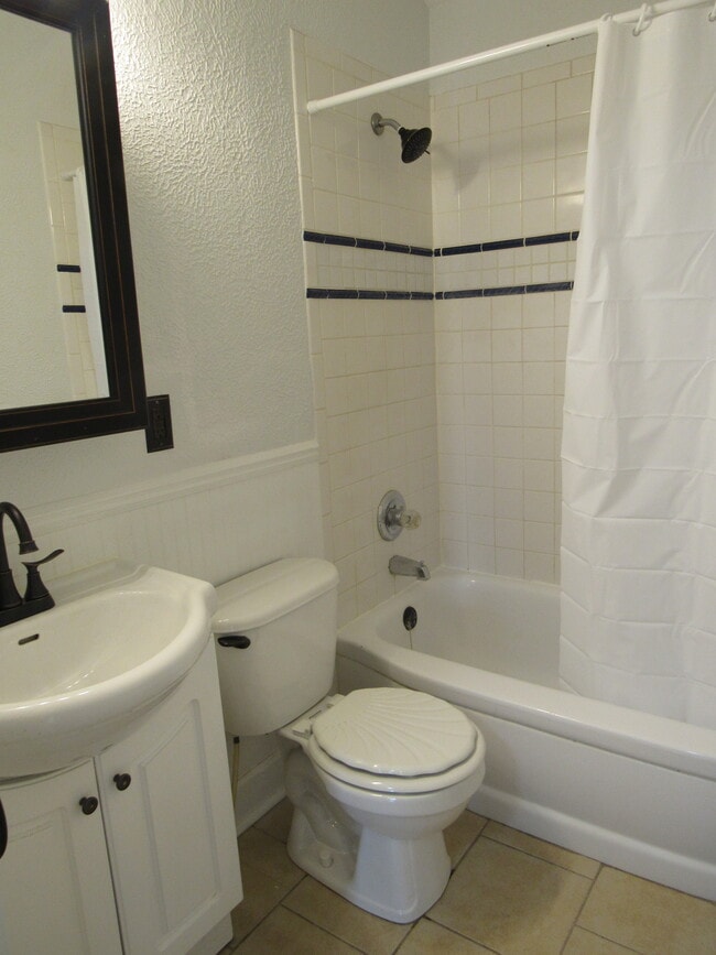 Building Photo - 5022 N Belmont Pl