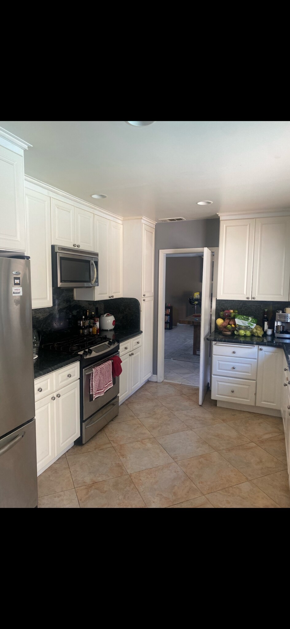Shared kitchen - 9640 Royalton Dr