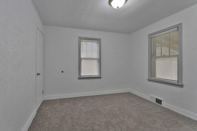 Building Photo - 1539 Weston Ave