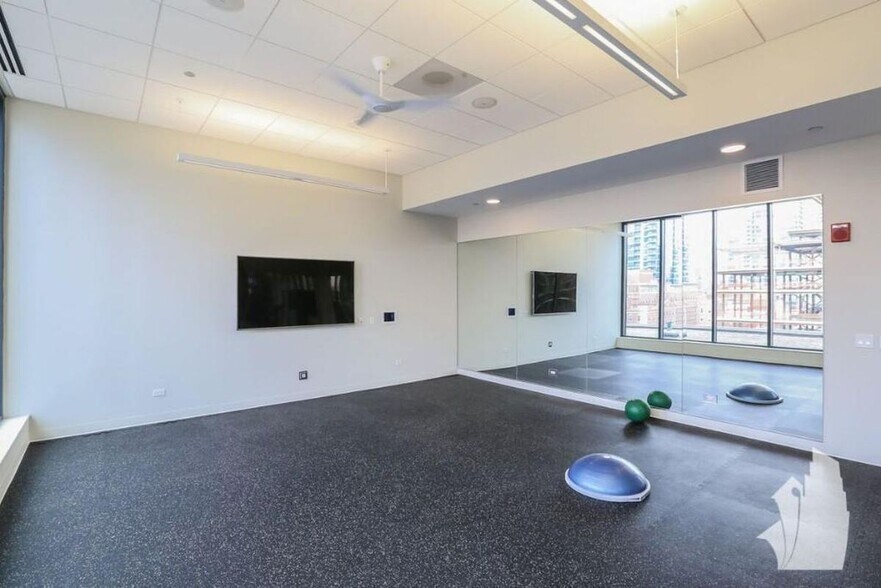 Building Photo - 637 N Wells St