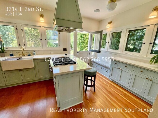Building Photo - 4 BEDROOM 3 1/2 BATH ESTATE SITUATED IN PR...