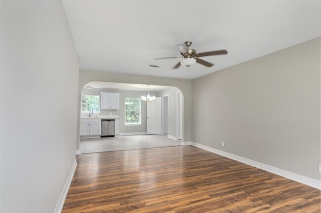 Building Photo - 512 N Inwood Dr