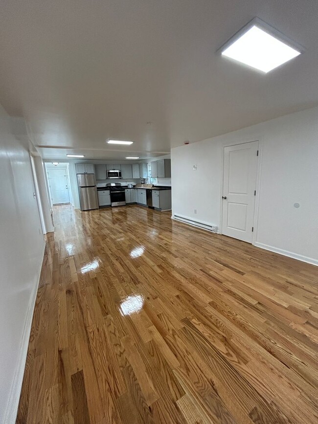 Building Photo - Newly Renovated 5 Bedroom 2 Bathroom Singl...