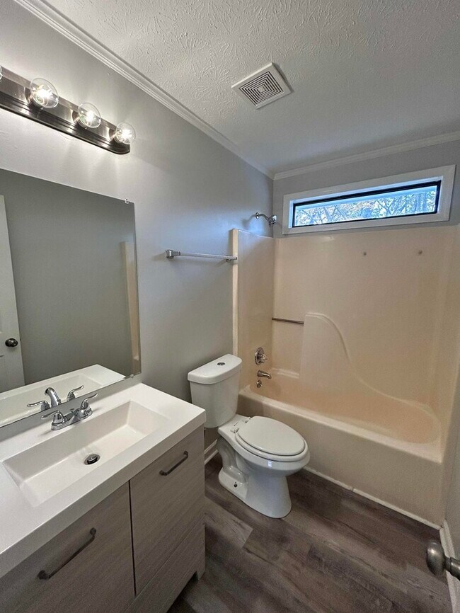 Building Photo - 3 Bed & 2 Bath House in White House | Pet-...