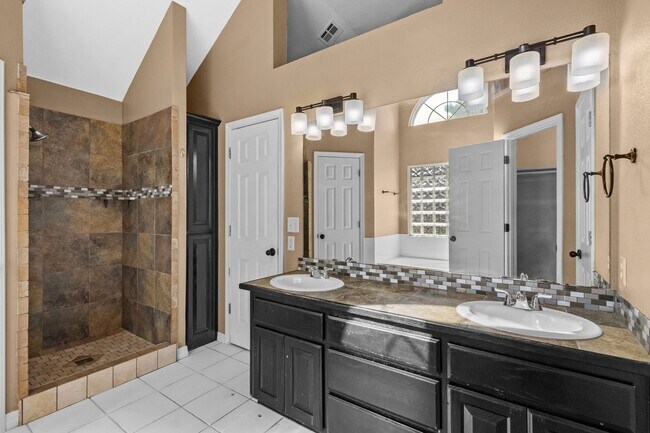 Building Photo - Bright & Beautiful 4 Bedroom Home with Fenced Yard and Modern Upgrades!