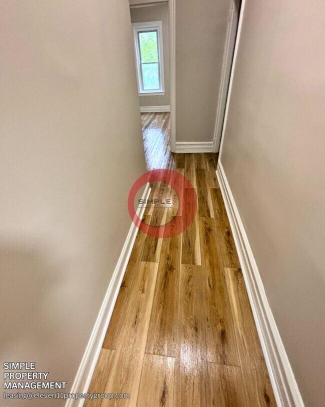 Building Photo - Massive 5 bedroom 1 bath house with fence in yard