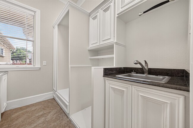 Building Photo - 4011 Westerdale Dr