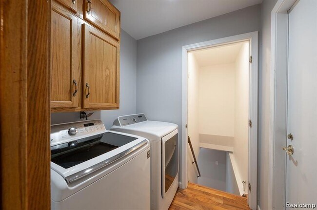 Building Photo - 41415 Harvard Dr