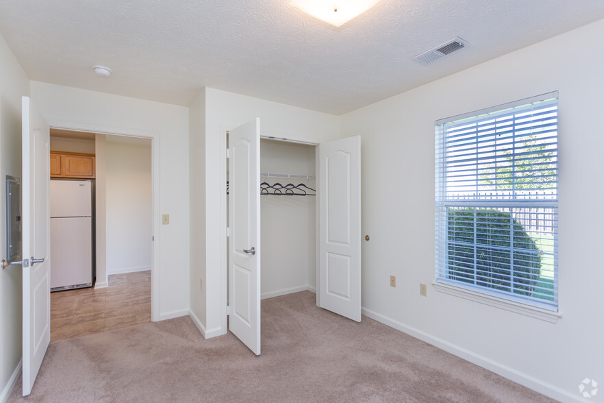 2BR, 1BA - 864 SF - Bennett Pointe