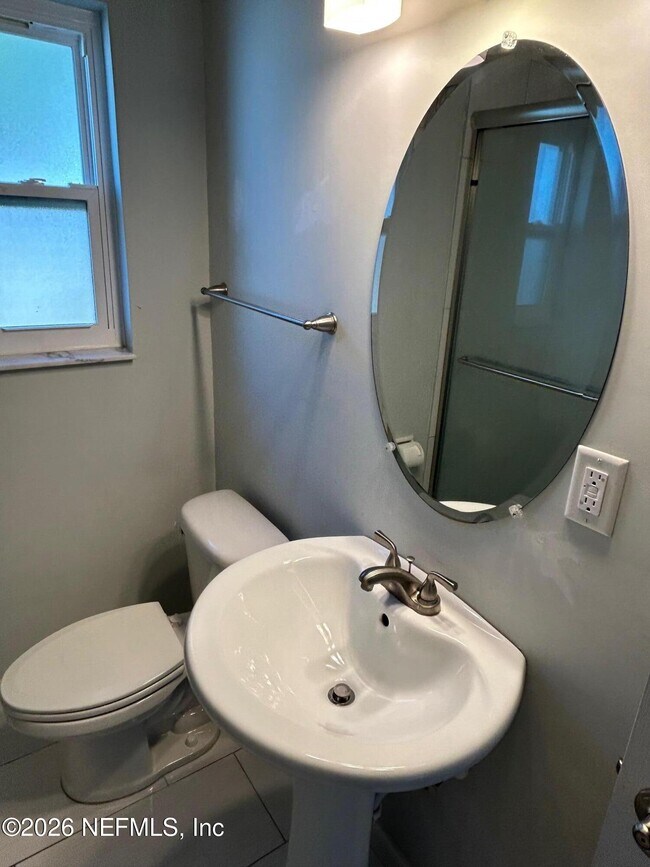 Building Photo - 825 14th Ave N