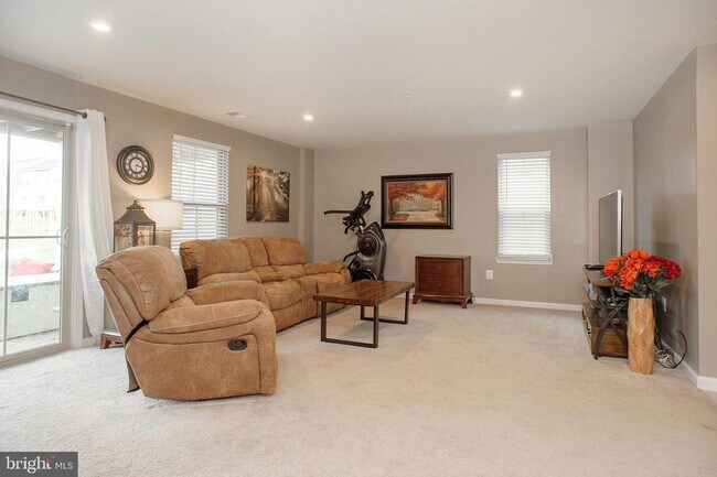 Building Photo - Stunning 3bd 2.5bth townhome in the Pondview community in Millersville.