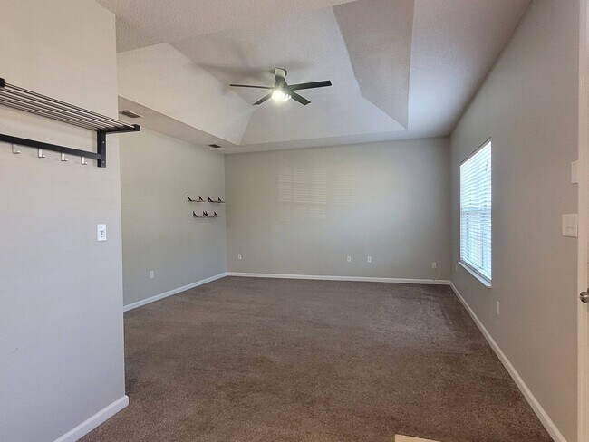 Building Photo - Newly renovated Three Bedroom Townhouse