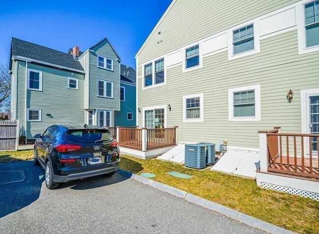 Building Photo - Spacious 3BR End-Unit Townhome with Finished Basement & Tandem Parking