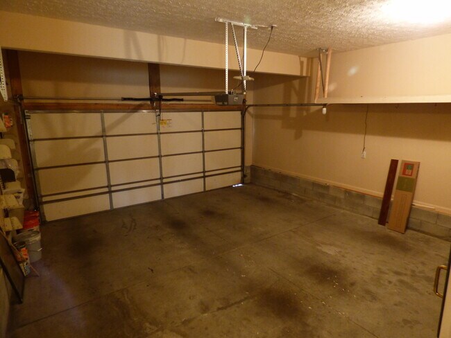 Building Photo - LOVELY HOME in Hamburg; Renovated, Garage, Many Upgrades!