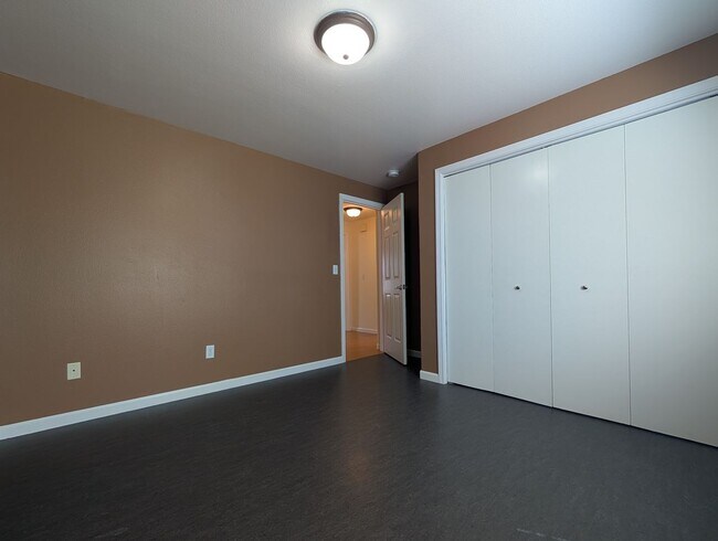 Building Photo - Spacious 3-Bedroom, 2.5-Bath Townhouse Near Churchill In Eugene!