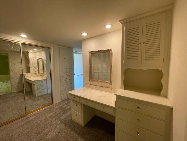 Building Photo - Custom home located next to Oakdale Country Club!