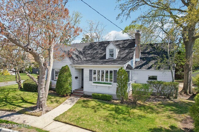 Building Photo - 1850 Fernwood Rd