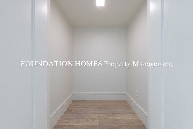 Building Photo - Luxury 2BD/2BA Condo at Union House!  Panoramic Views!  Doorman!  A/C!  FOUNDATION HOMES