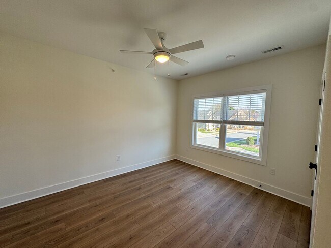 Building Photo - THE CROWN AT CORNESTONE