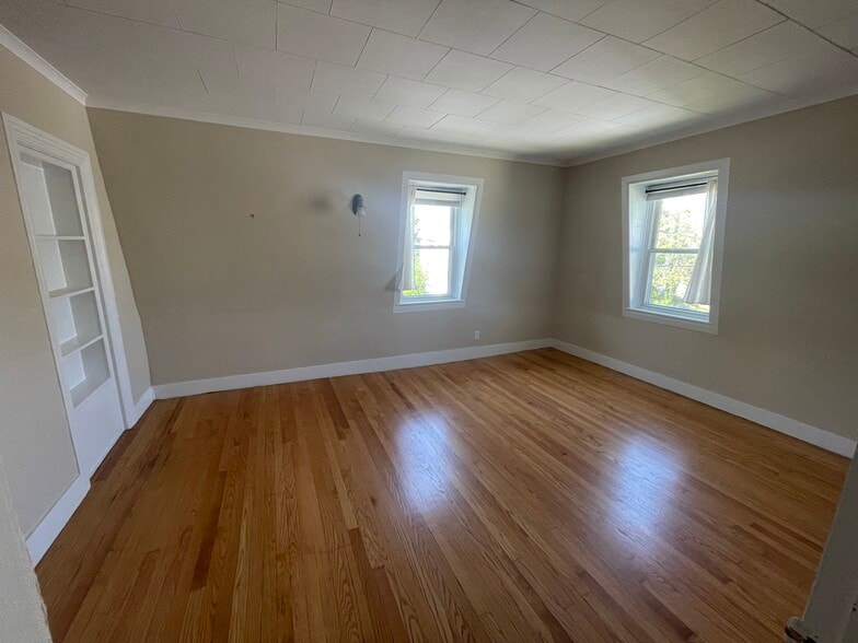 Large master bedroom - 48 Bank St
