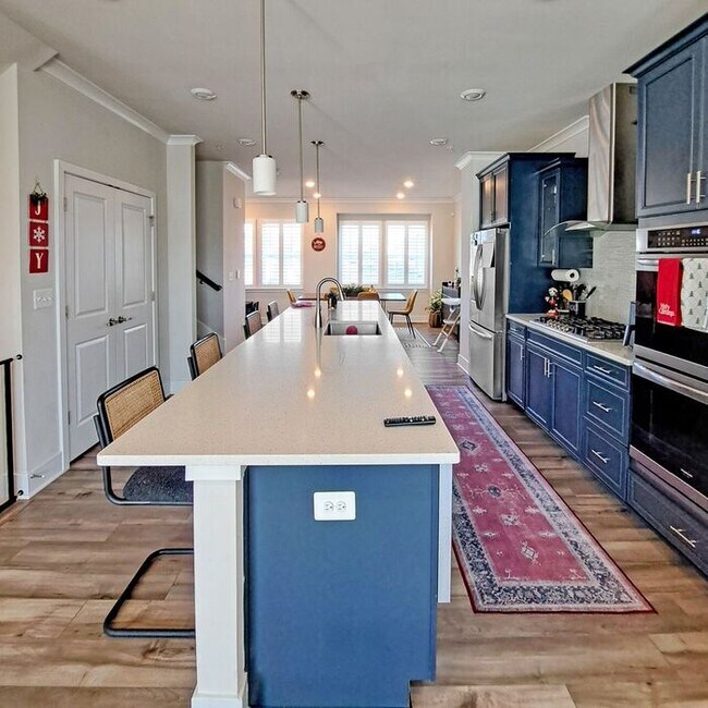 Building Photo - Gorgeous 4-Level Townhome with Rooftop Ter...