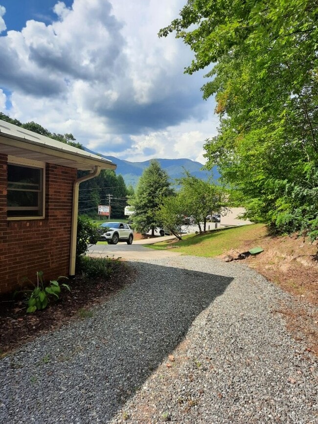 Building Photo - $1,780 - 3 Bedroom 1.5 Bathroom Unfurnishe...