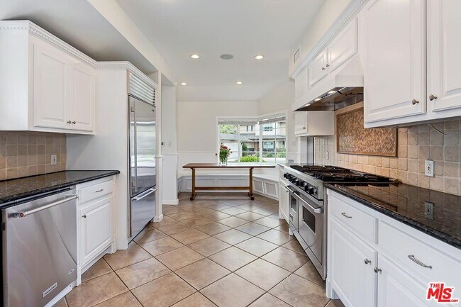 Building Photo - 4221 W Toluca Lake Ln