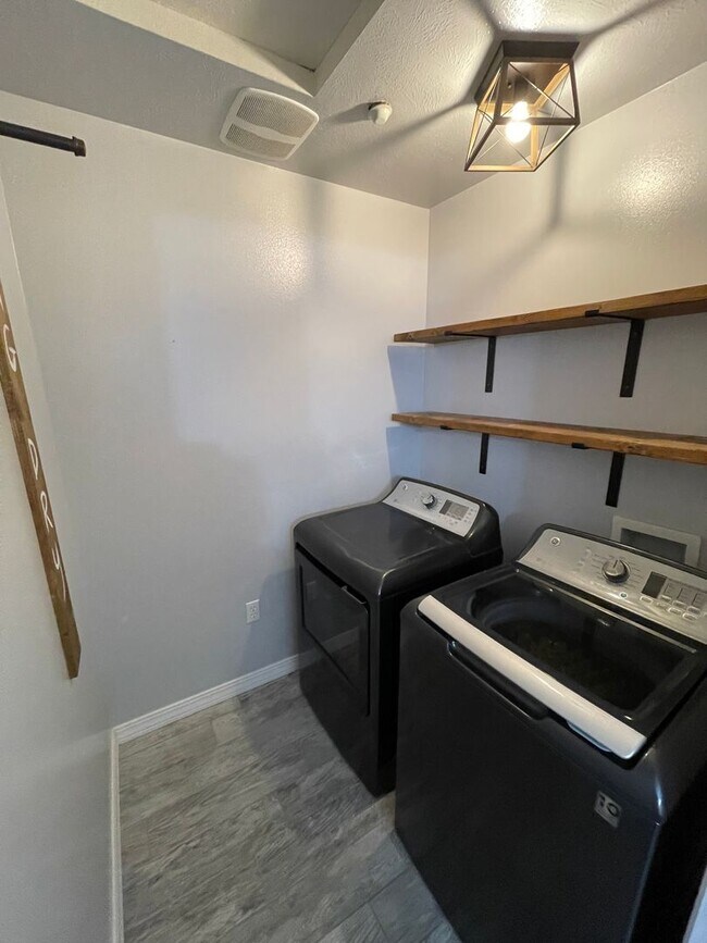 Building Photo - Modern 2 Bed, 1 Bath Condo near Dishman Hills!