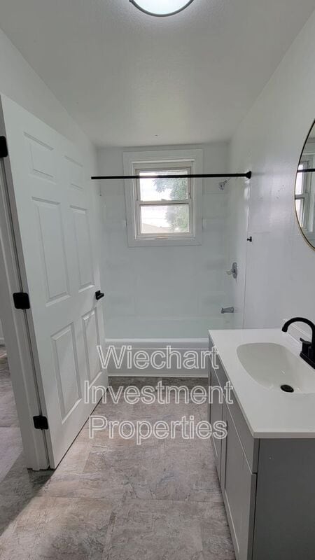 Building Photo - 325 S Pierce St