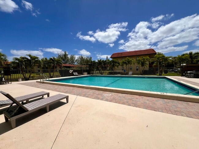 Building Photo - 21911 Lake Forest Cir