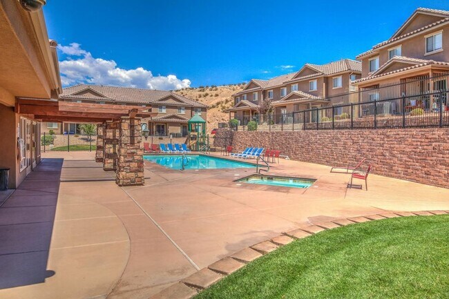 Building Photo - Beautiful townhome near little valley