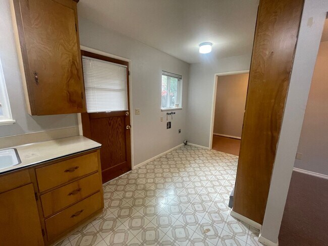 Building Photo - Charming Forest Grove 2BR Home – Great Wal...