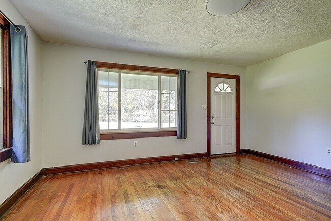 Building Photo - 1504 Bristol Caverns Hwy