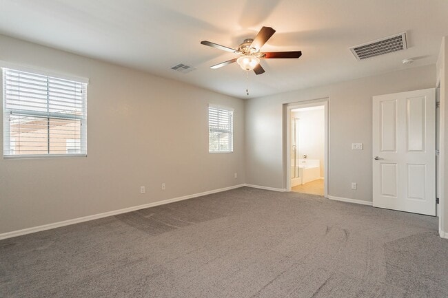 Building Photo - Exquisite 5 bedroom 4 bathroom home with fresh paint and new carpet waiting for you!