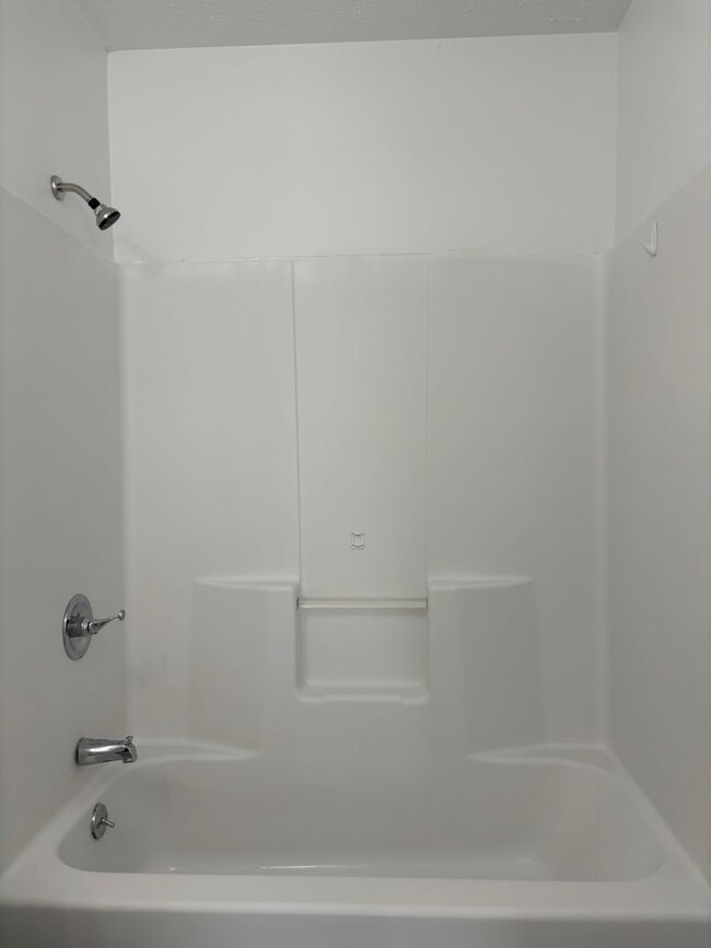 Building Photo - Remodeled 2 bedroom 2 full bathroom availa...