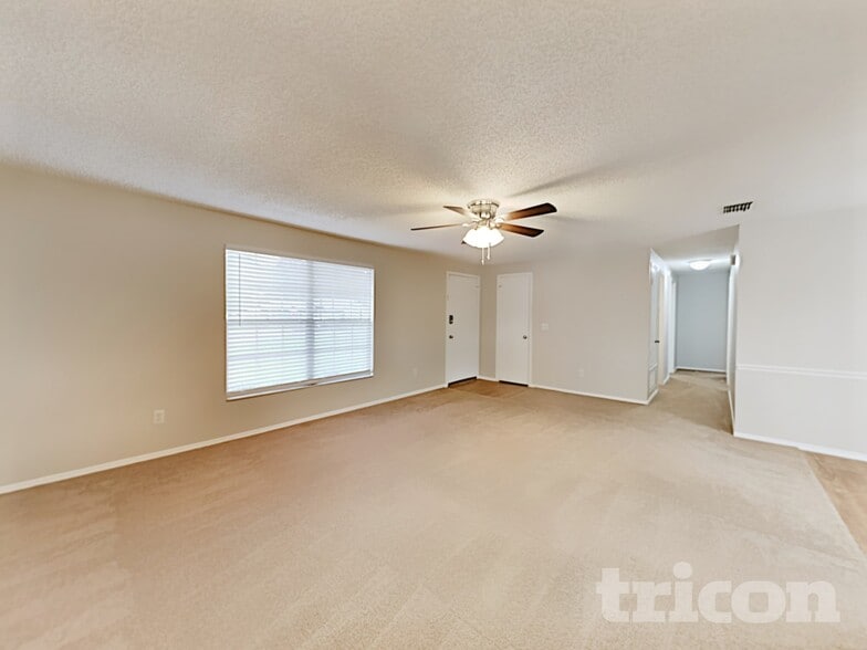 Building Photo - 2718 Pinewood Blvd N
