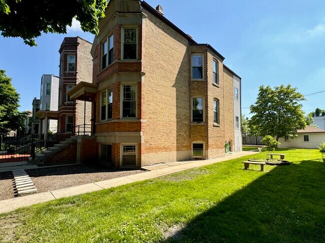 Double lot with huge side yard - 2721 N Monticello Ave