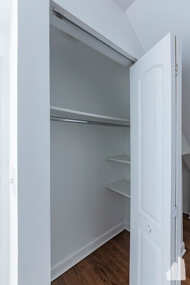 Building Photo - 1426 N Greenview Ave