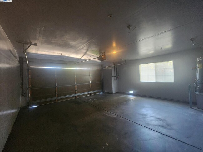 Building Photo - 1536 Corte Reina Common
