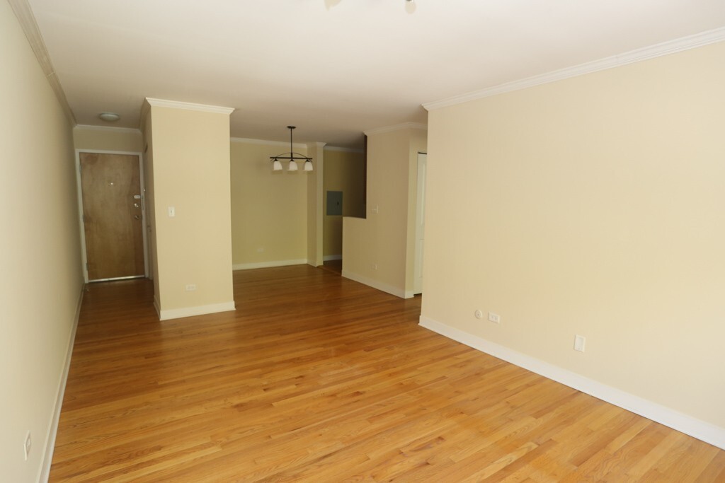 Building Photo - 628 W Wrightwood Ave