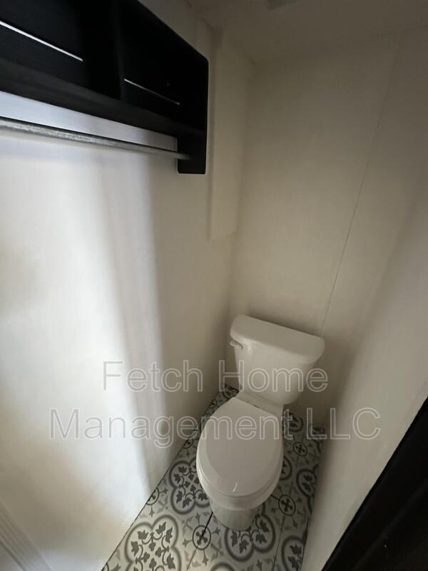 Building Photo - 107 E Main St