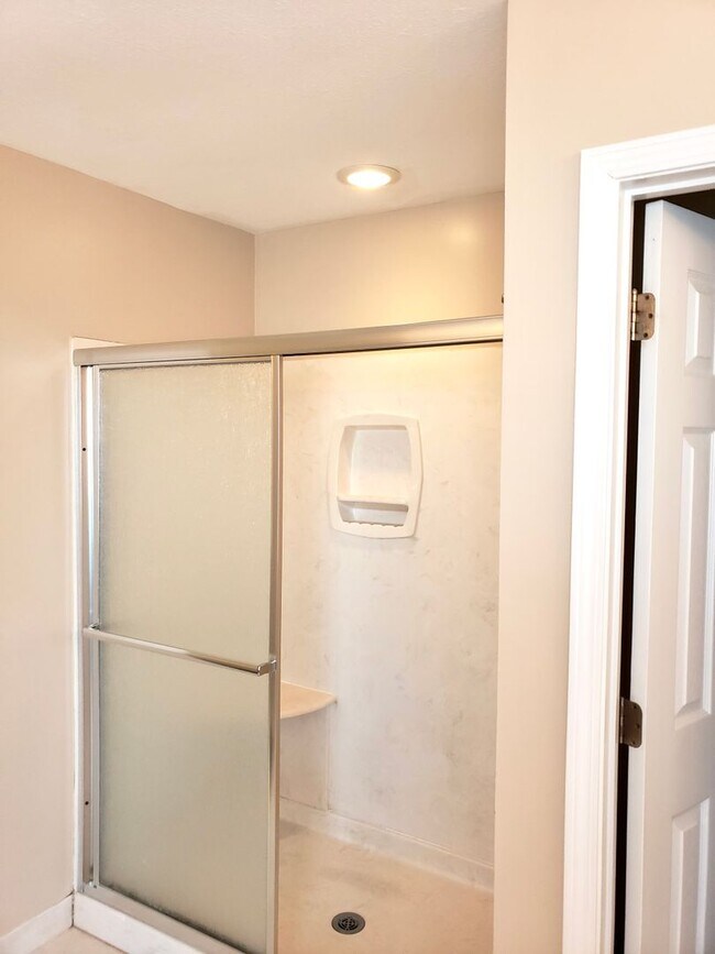 Building Photo - Beautiful home with Swimming Pool in the Hammocks. 4 bedroom 2 bath -Pool lawn service included!!!