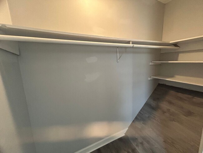 Building Photo - Spacious 3 bed 5 bath condo located in the...
