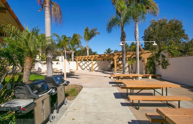 Building Photo - M/I SPECIAL - Remodeled Townhome in Point ...