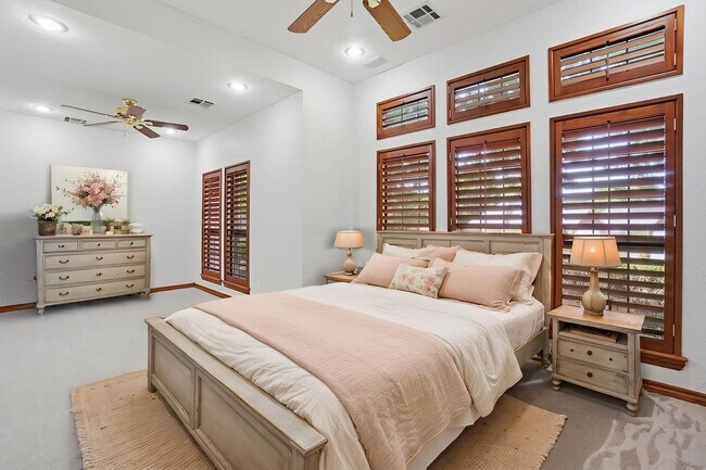Building Photo - Beautiful & Newly Renovated 3 Bed & 2 Bath House in Heritage Hills with Private Pool