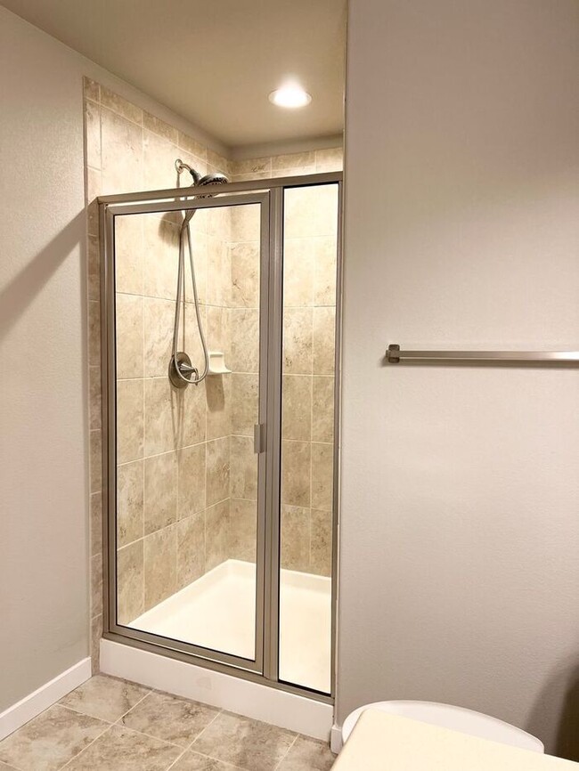 Building Photo - 5 Bedroom/4 Bathroom Ranch Style Home Loca...